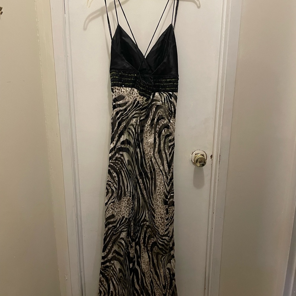 Elegant Black and White Patterned Dress - Picture 6 of 9